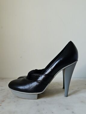 CHLOE: Black Leather Pump with Gray Heel